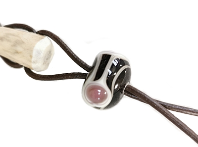 Bracco Originální řemínek na píšťalku z přírodních materiálů, ručně vinutá perla- magické oko, fialové.