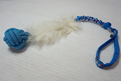 Bracco Bungee Hundespielzeug -Tauziehenband aus Schaffell und mit dem Ball, 75 cm- verschiedene Farben