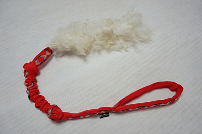 Bracco Bungee přetahovadlo pro psa s ovčí kožešinou 65 cm- různé barvy.